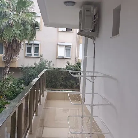 Appartamento Lara'da Modern Bir Vaha